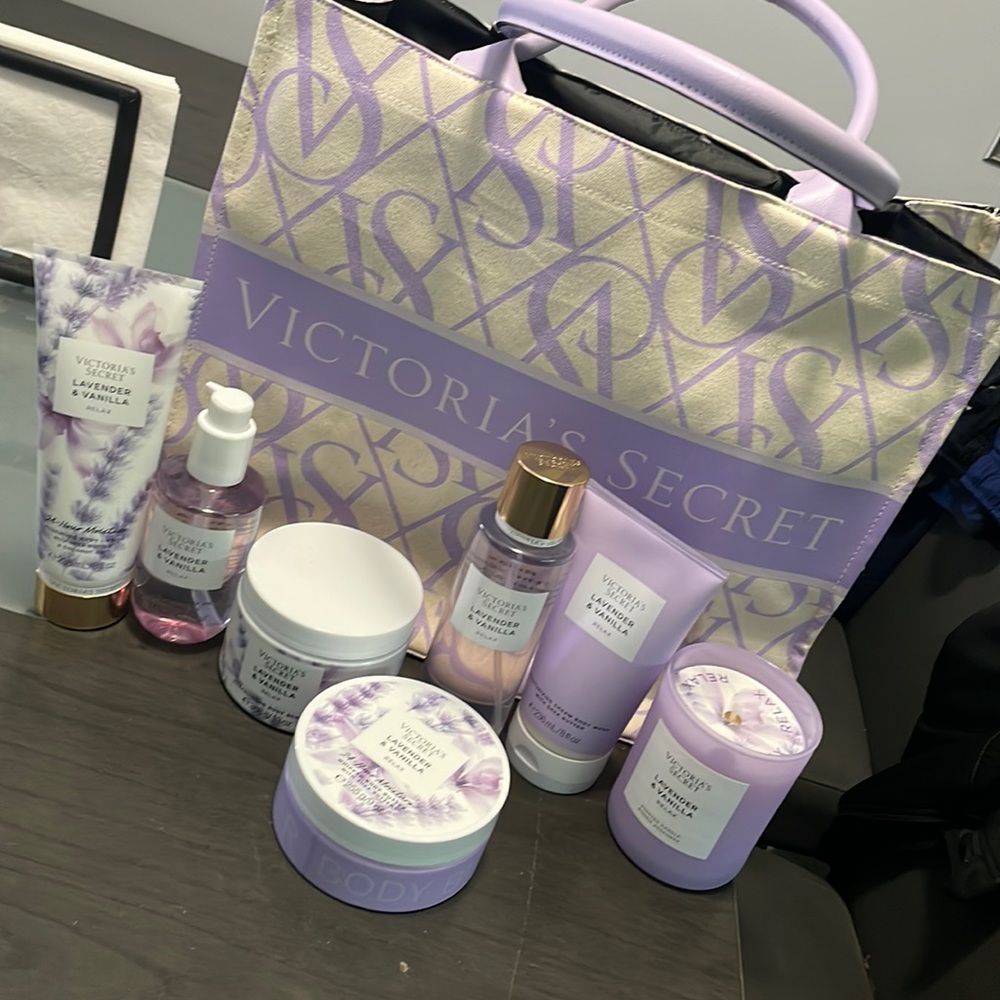 Victoria Secret Gift Set - Picture 2 of 9
